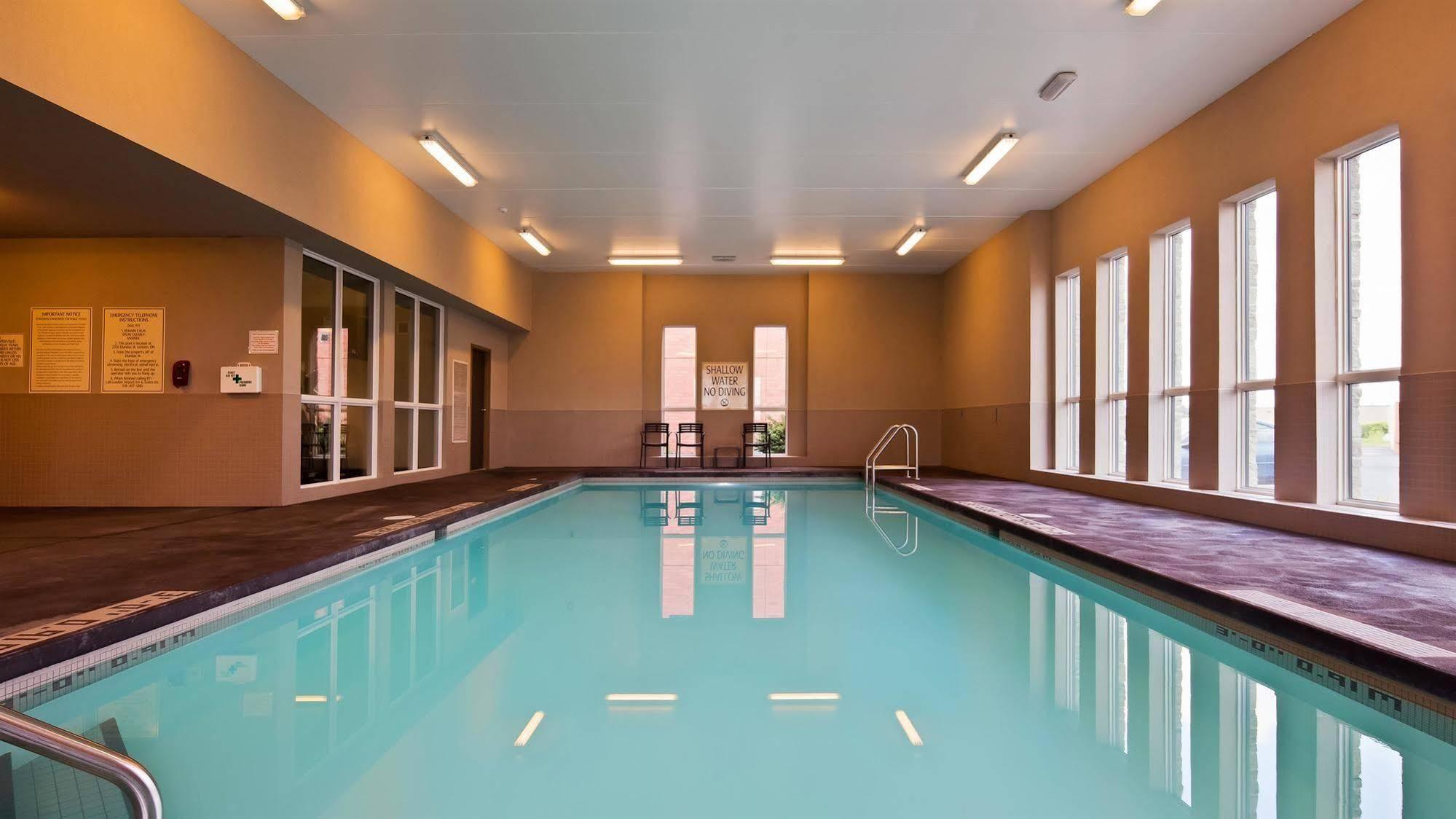 Best Western London Airport Inn & Suites Esterno foto