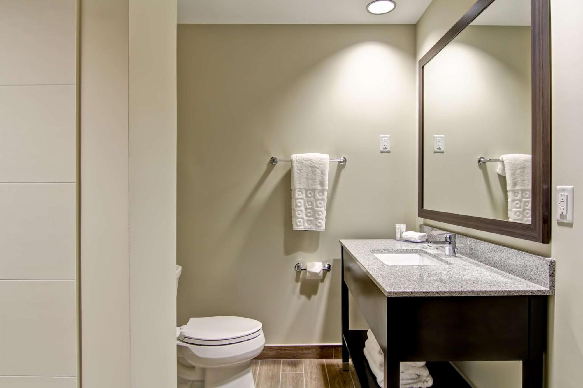 Best Western London Airport Inn & Suites Esterno foto