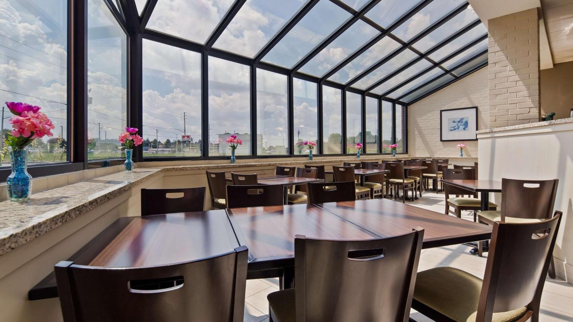 Best Western London Airport Inn & Suites Esterno foto
